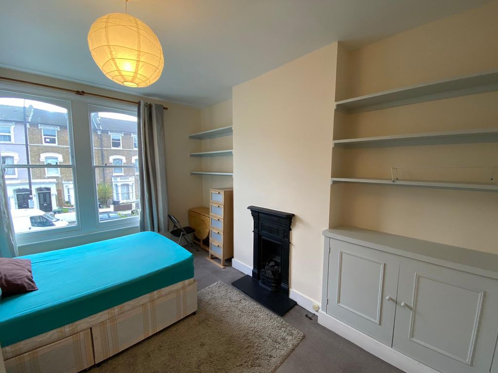 Property photo 2 of 15 Room 2- £850 Available 16/02/2025