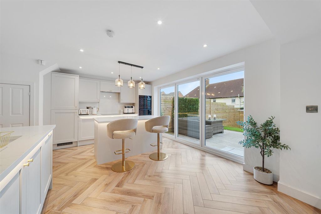 Property photo 2 of 28 52 Highfield Road-22.Jpg