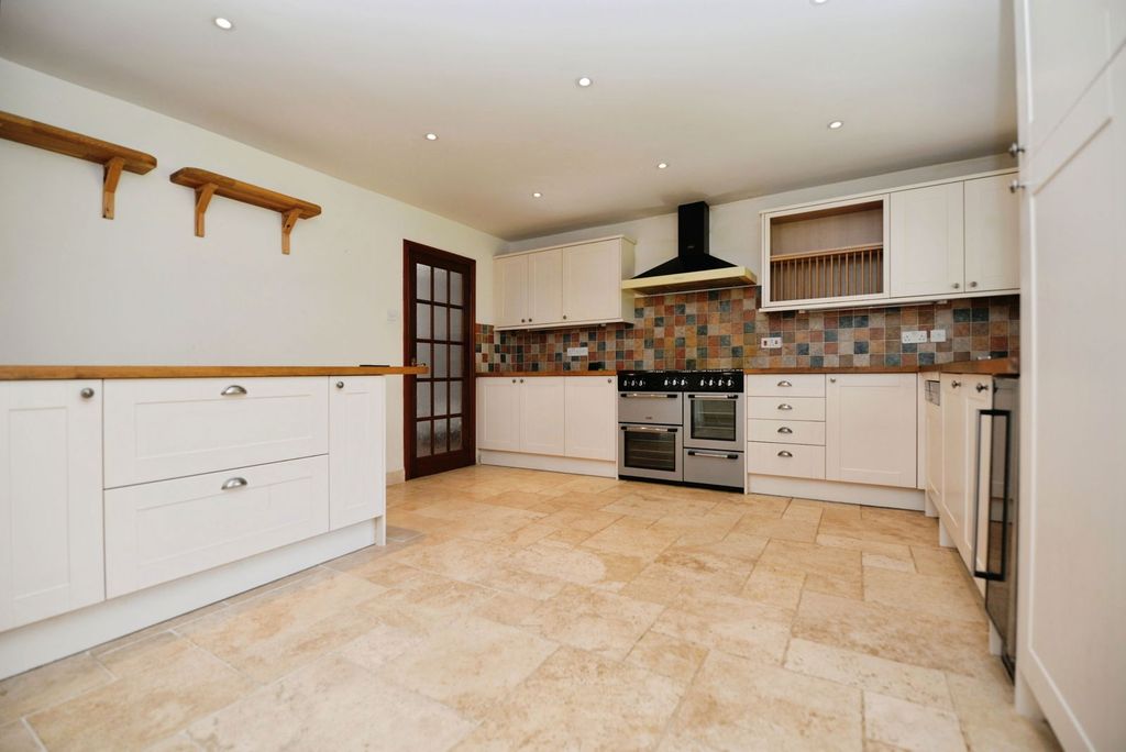 Property photo 2 of 26