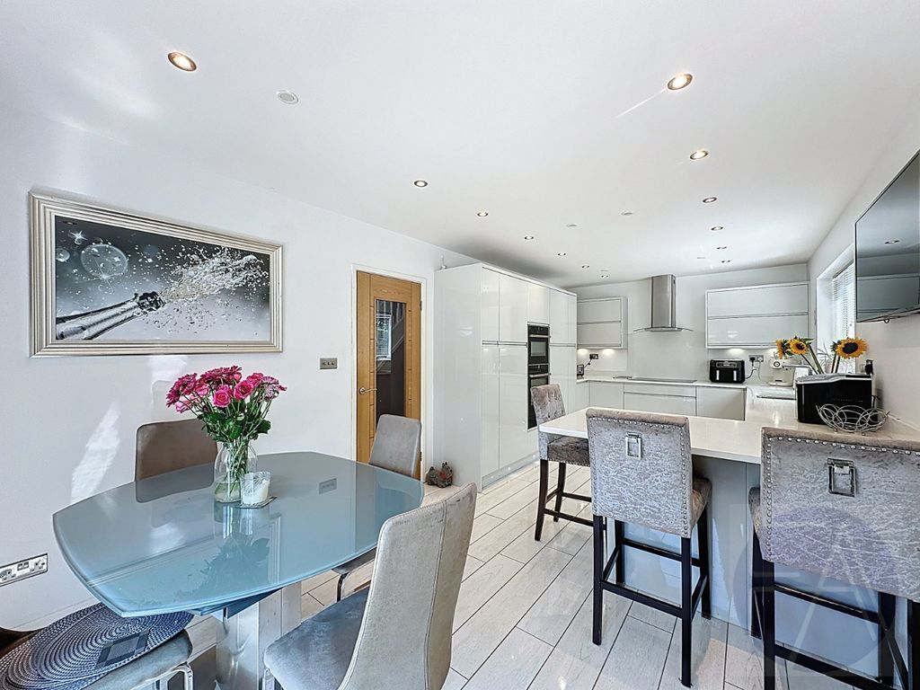 Property photo 3 of 17 4469063