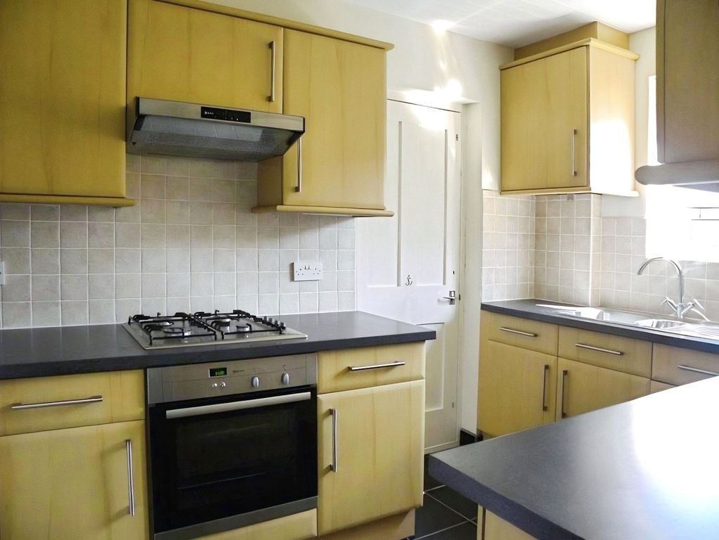 Property photo 3 of 8 Kitchen