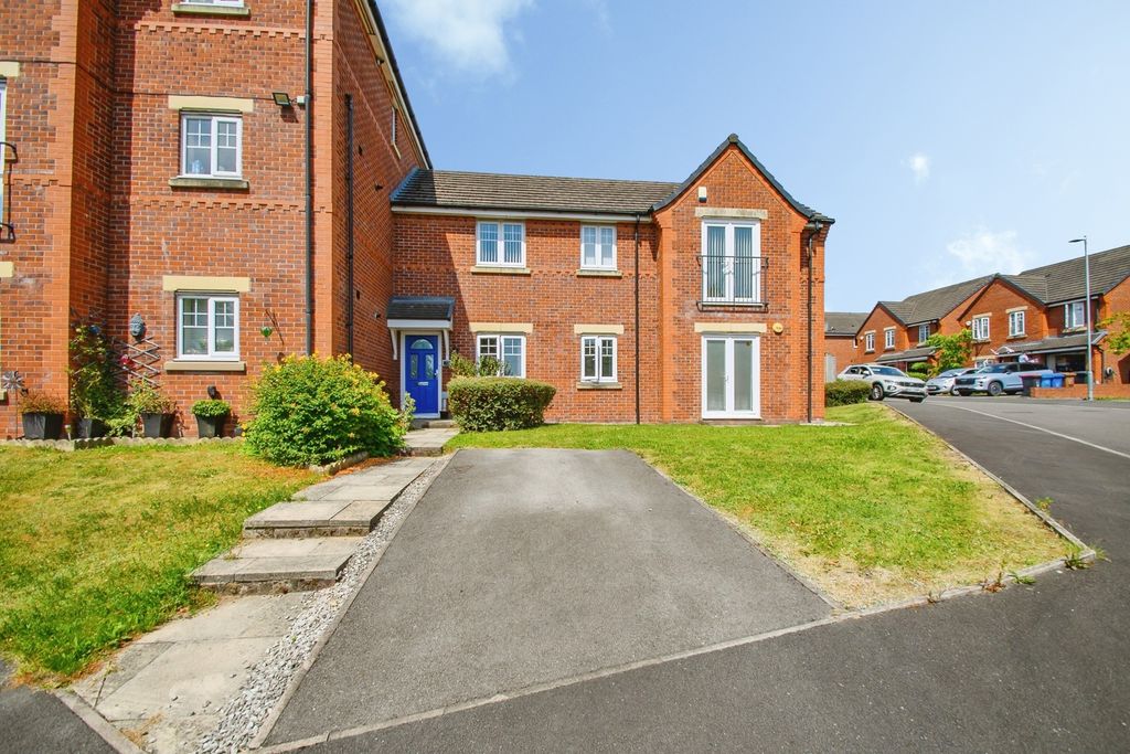Property photo 1 of 17 External
