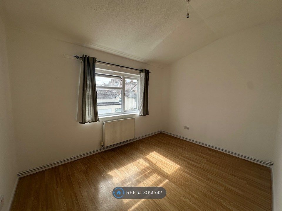 Property photo 1 of 6 Bedroom