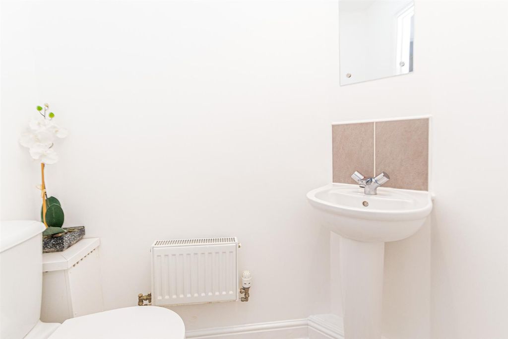 Property photo 3 of 10 WC