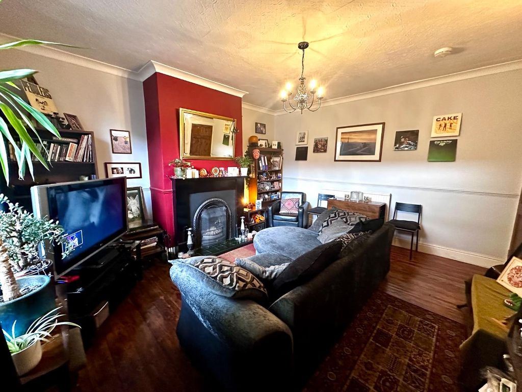 Property photo 3 of 17 Spacious Lounge