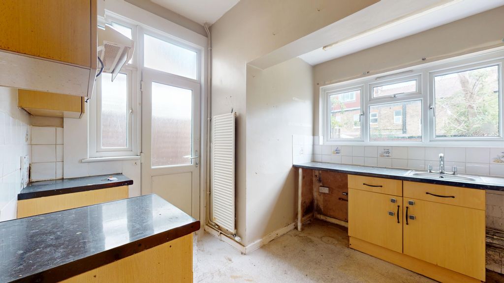 Property photo 3 of 31 9 Arragon Gardens, Streatham, London, Sw16 5Ly