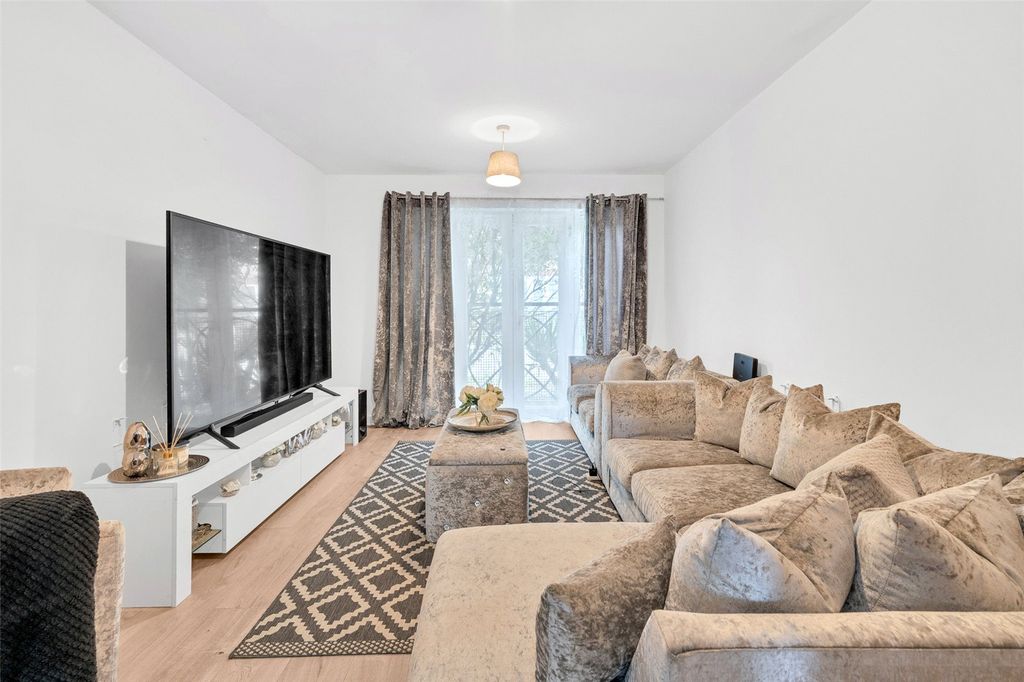 Property photo 3 of 13 Lounge