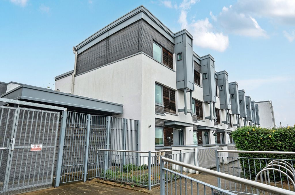 Property photo 1 of 11 1376415-10-690B24...