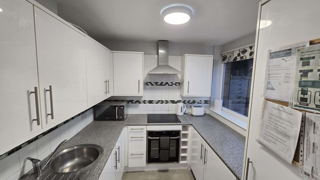 Property photo 1 of 22 All Bills Inclusive Beautiful 6 Bedroom Professional House Share To Rent Close To London Luton Airport!