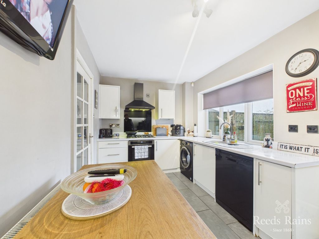 Property photo 3 of 18 Dining Kitchen