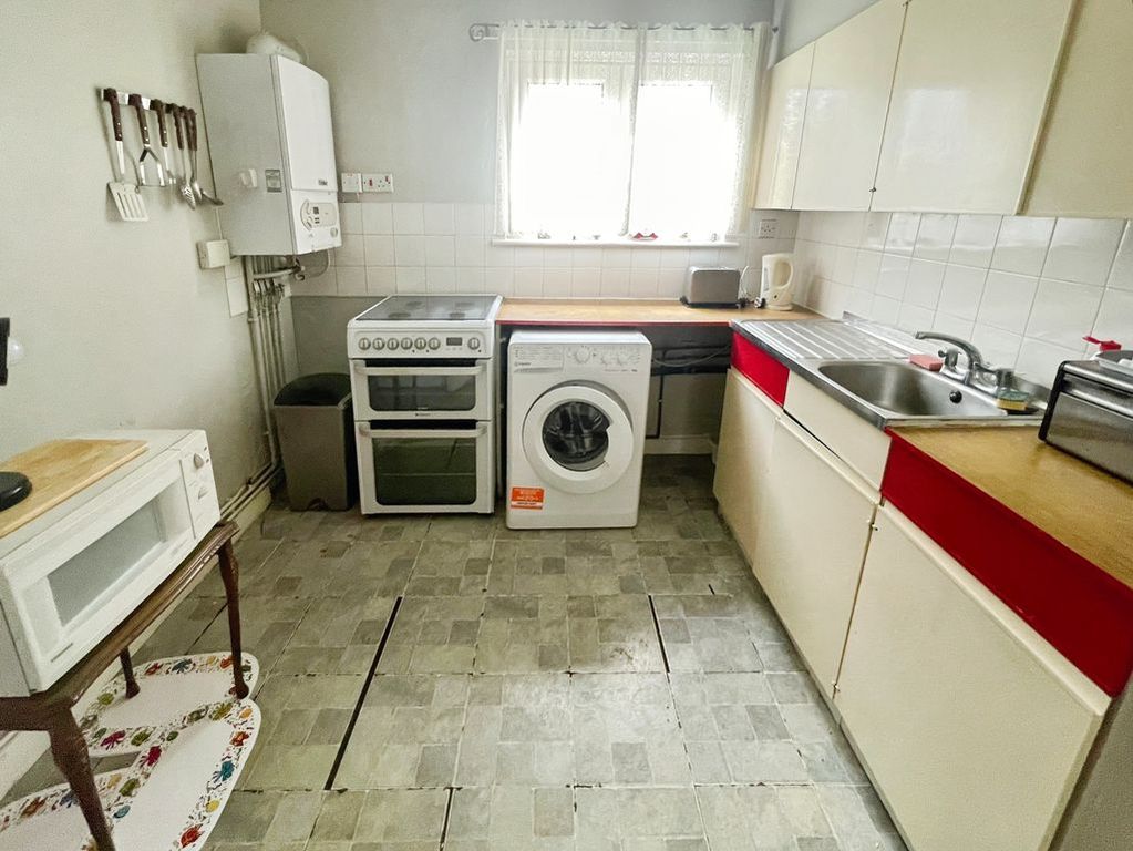Property photo 3 of 11 Kitchen