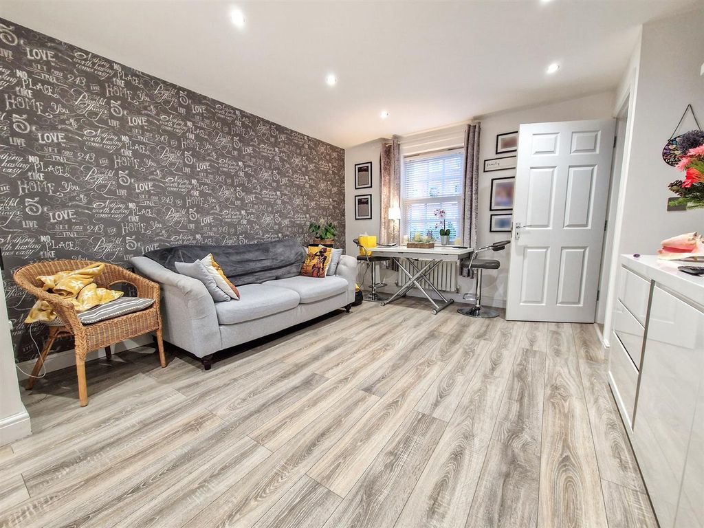 Property photo 3 of 19 Gf Living