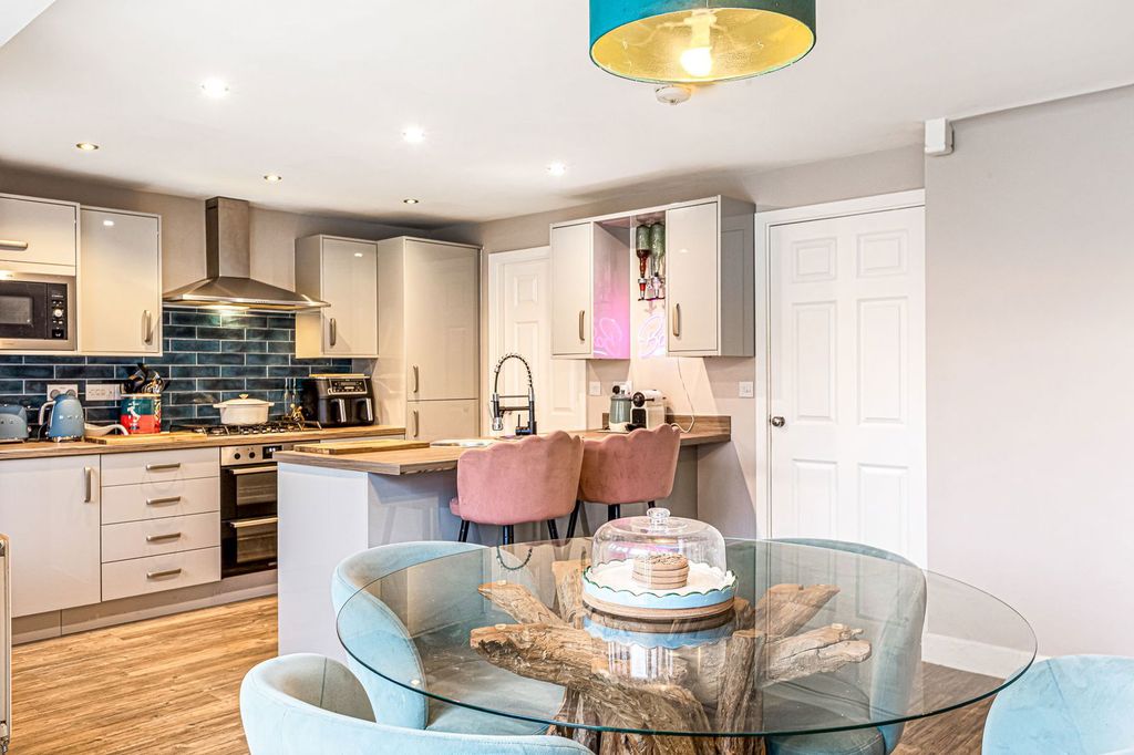 Property photo 3 of 31