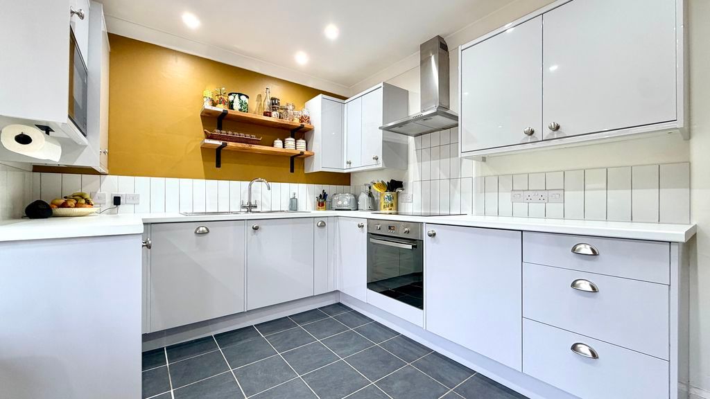 Property photo 3 of 17 Kitchen