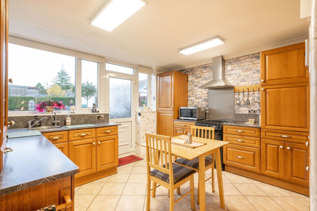 Property photo 3 of 34