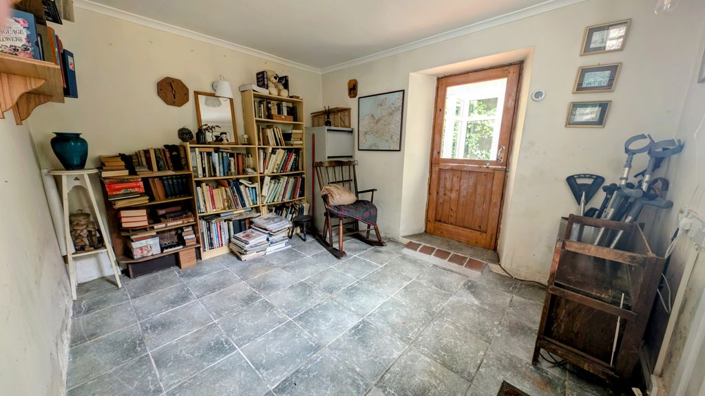 Property photo 2 of 26 Entrance Hall