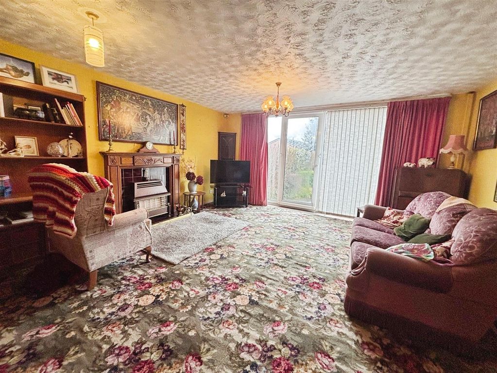 Property photo 3 of 20 Lounge