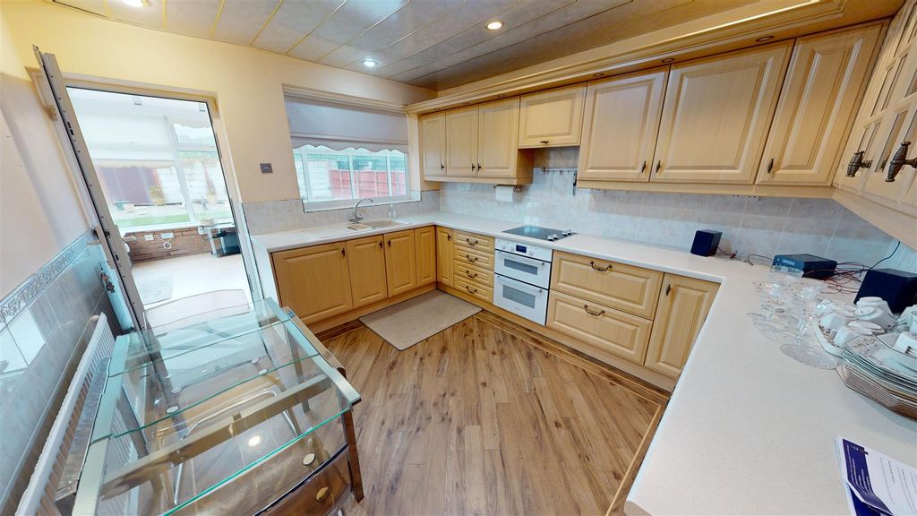Property photo 3 of 24 Avery Road Kitchen
