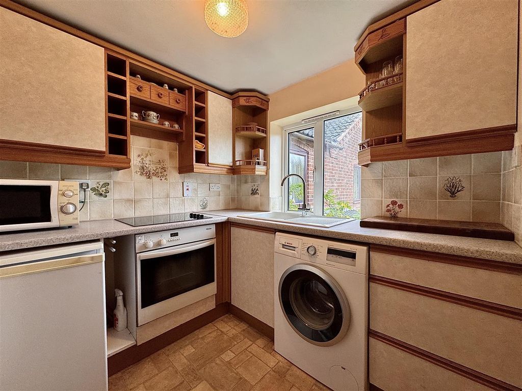 Property photo 2 of 9 Kitchen