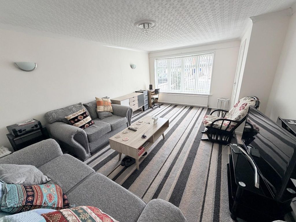 Property photo 3 of 11 Lounge