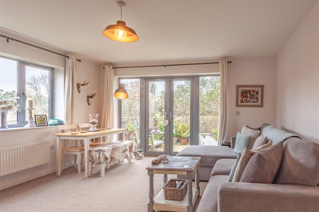 Property photo 2 of 6 Lounge.Jpg