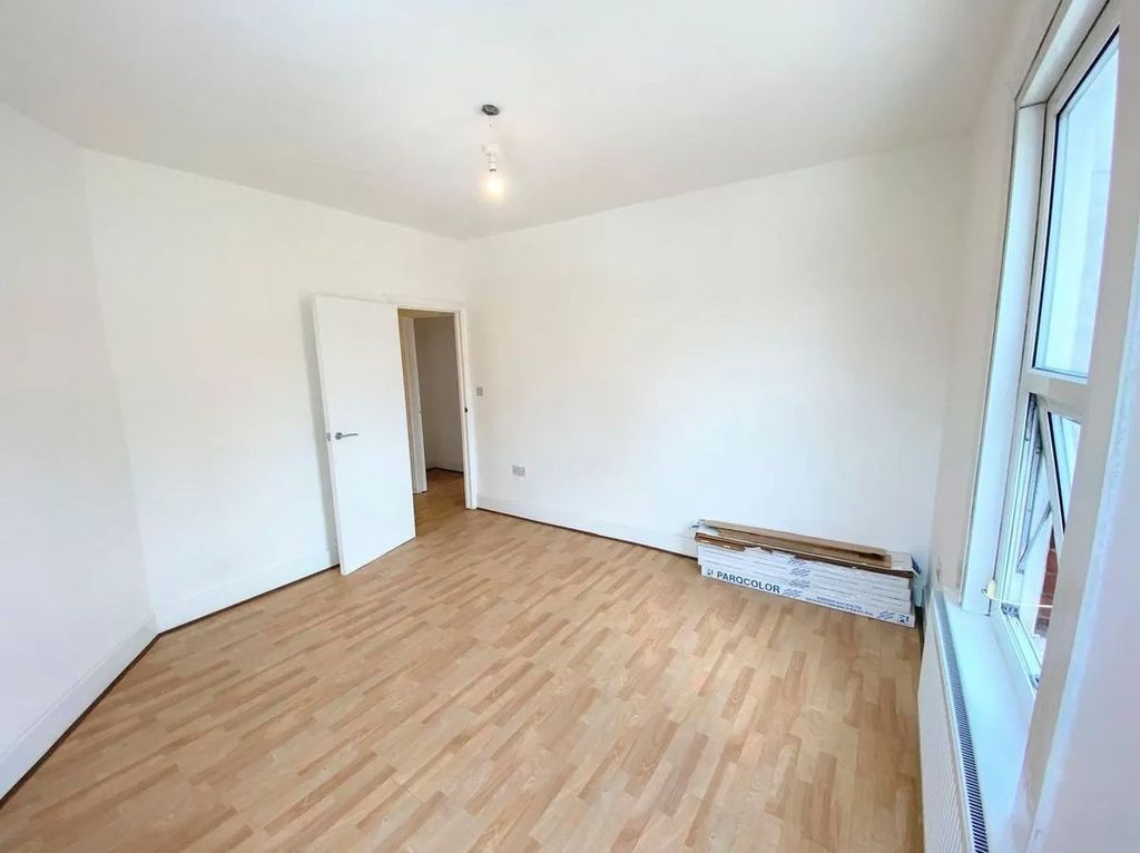 Property photo 3 of 10 4469403