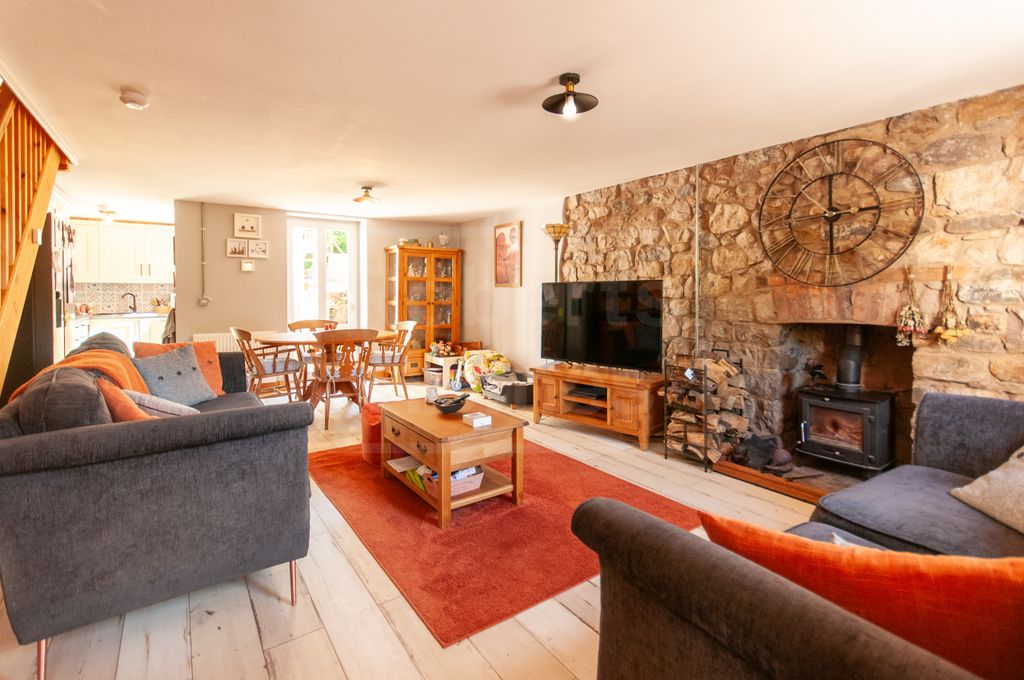 Property photo 3 of 36 Cottage Lounge