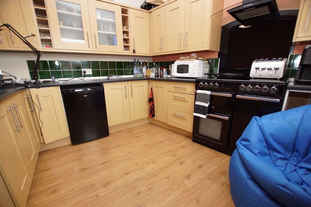 Property photo 3 of 12 Kitchen