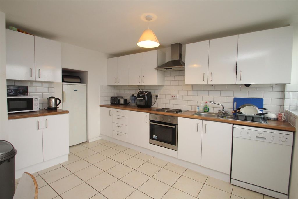 Property photo 3 of 6 Kitchen