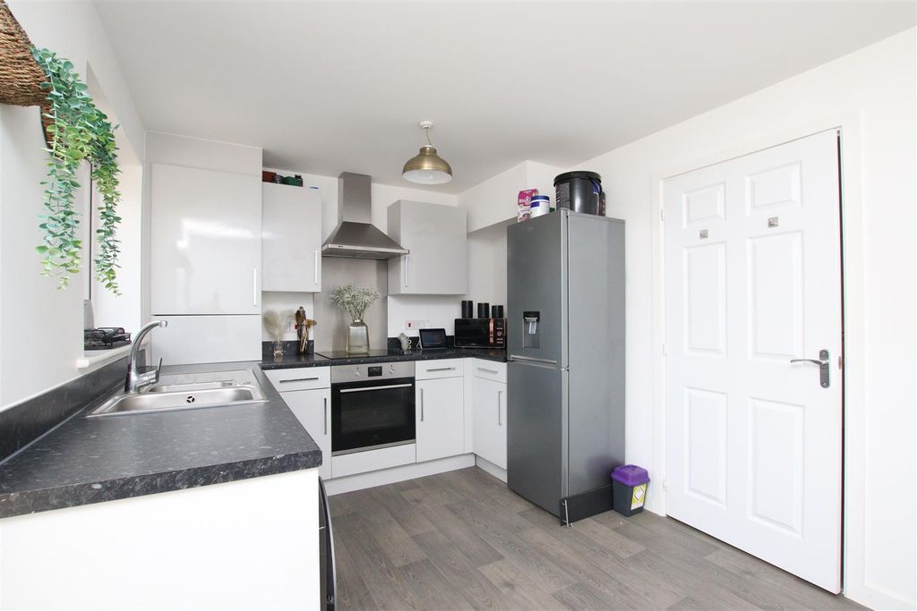 Property photo 3 of 13 Kitchen..Jpg
