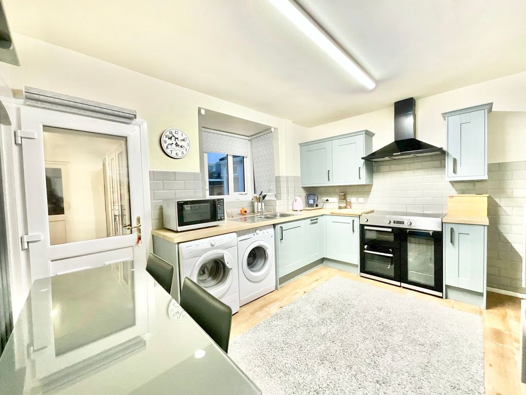 Property photo 2 of 27