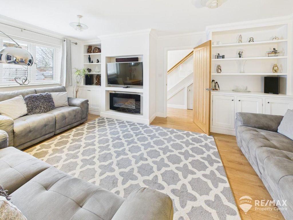 Property photo 3 of 21 Living Room