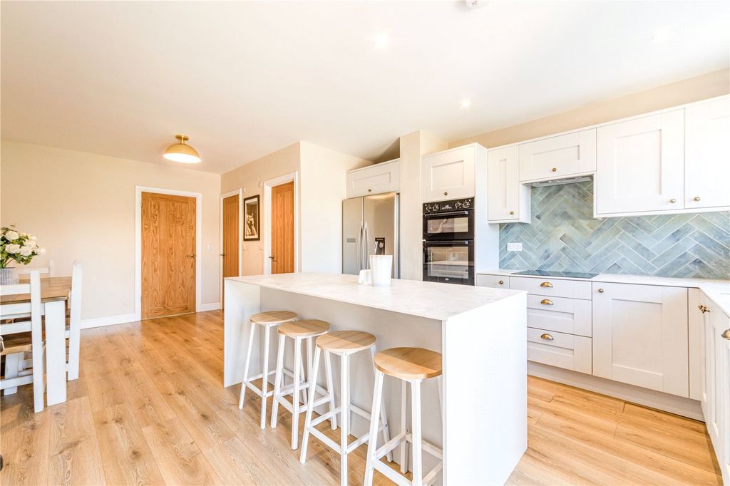 Property photo 2 of 20 Picture No. 11