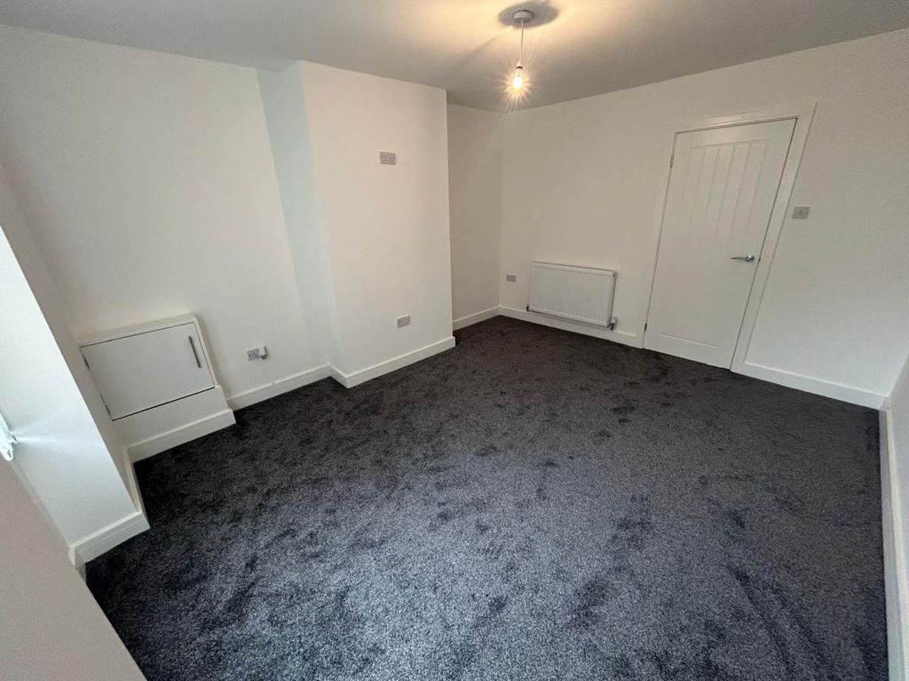 Property photo 3 of 7 Lounge 2