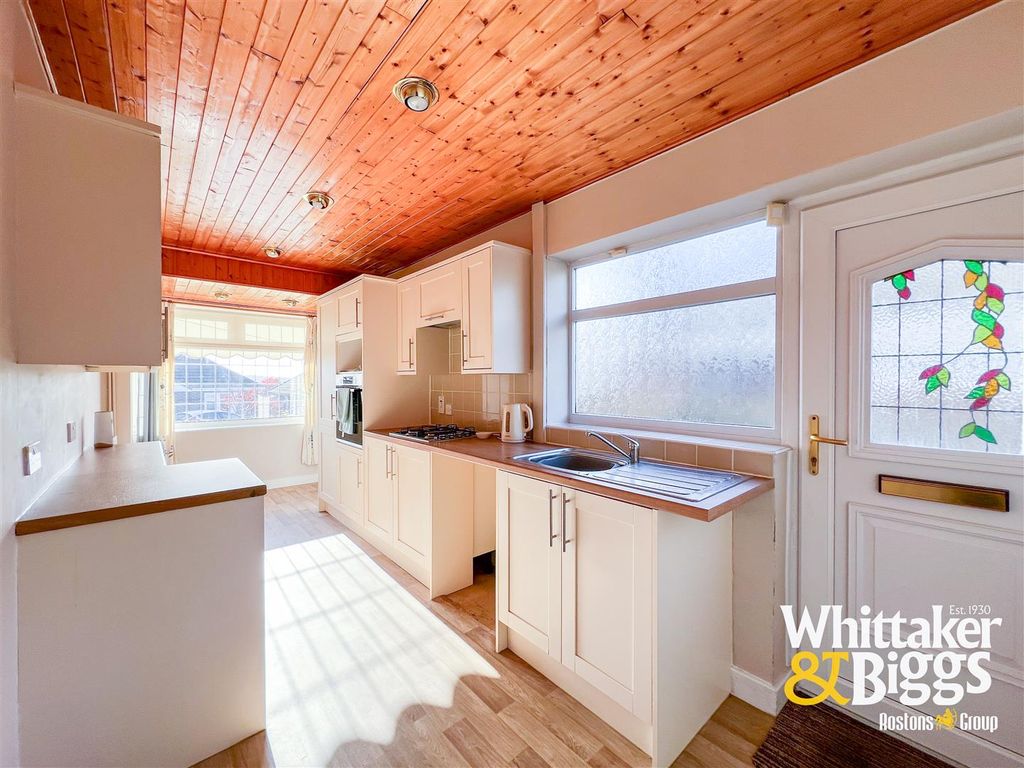 Property photo 3 of 17 Kitchen