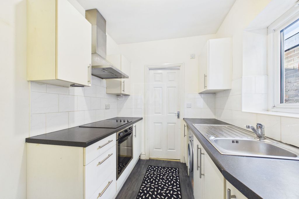 Property photo 3 of 8 Kitchen