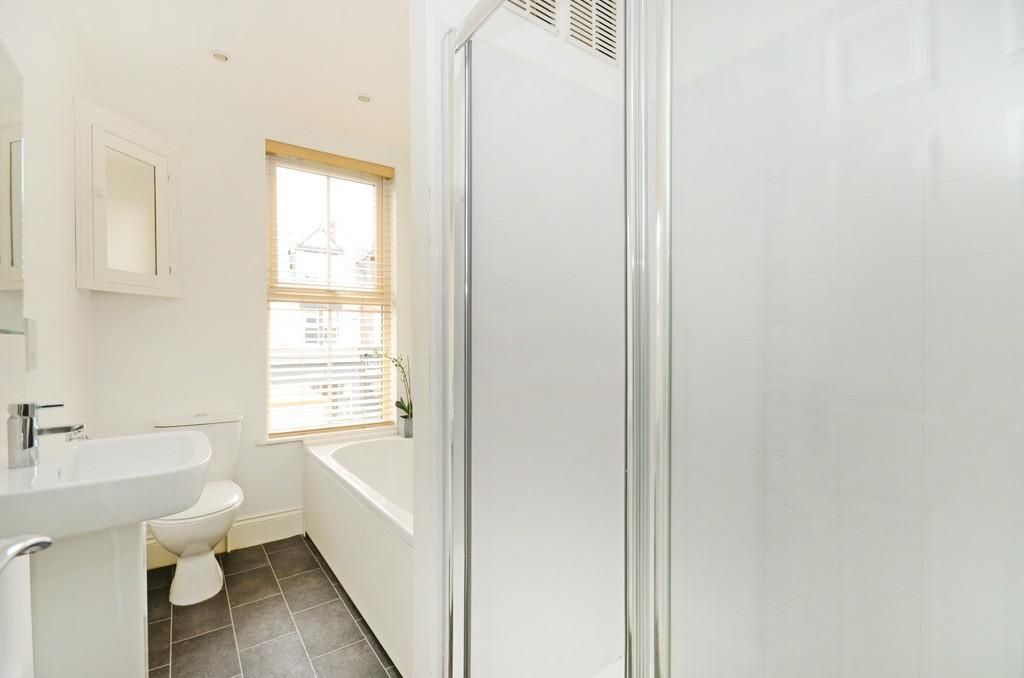 Property photo 1 of 9 Bright And Clean Bathroom Suite Featuring A Bathtu...