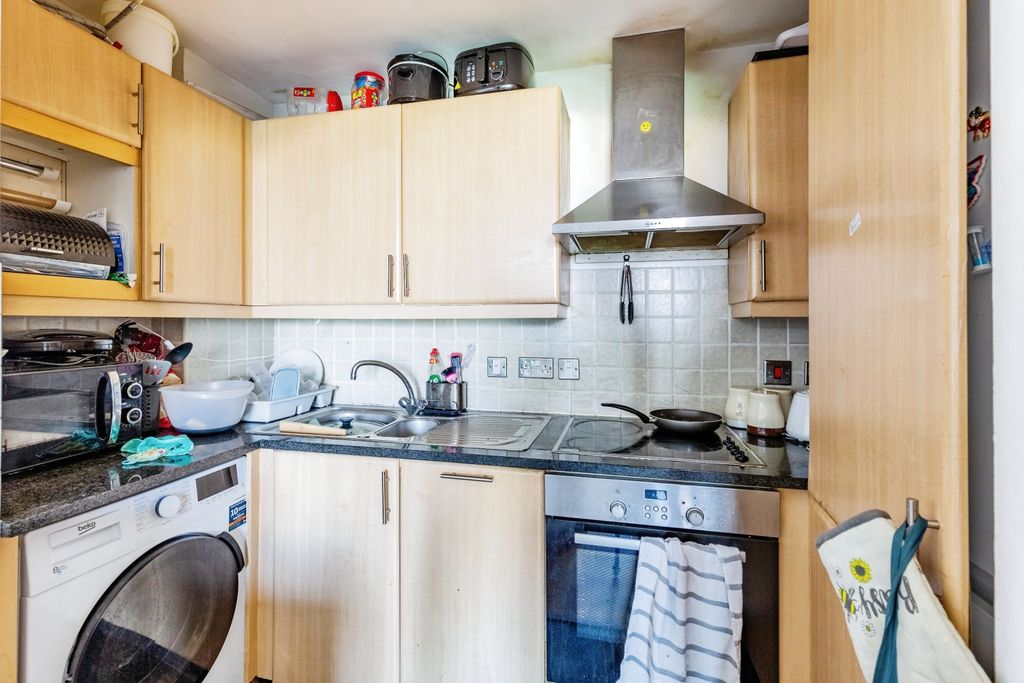 Property photo 3 of 17 Kitchen