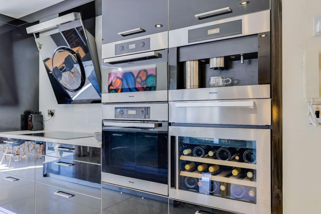 Property photo 1 of 25 High End Appliances