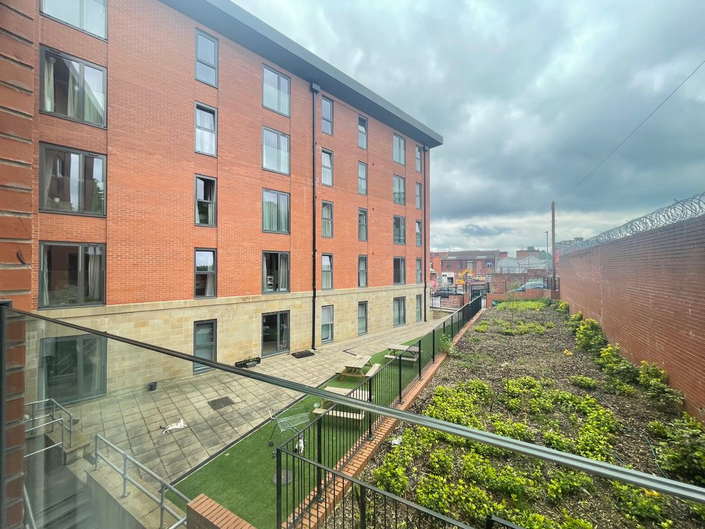 Property photo 1 of 13 21 Leylands House4