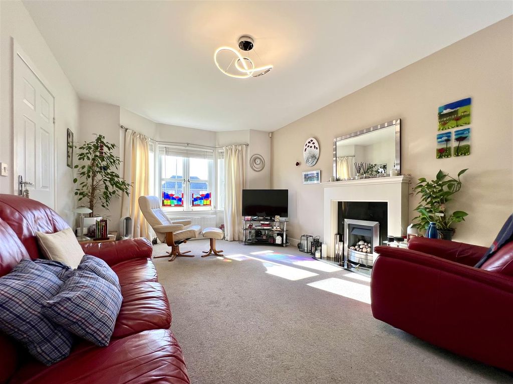 Property photo 3 of 27 Oxcars Avenue, Burntisland