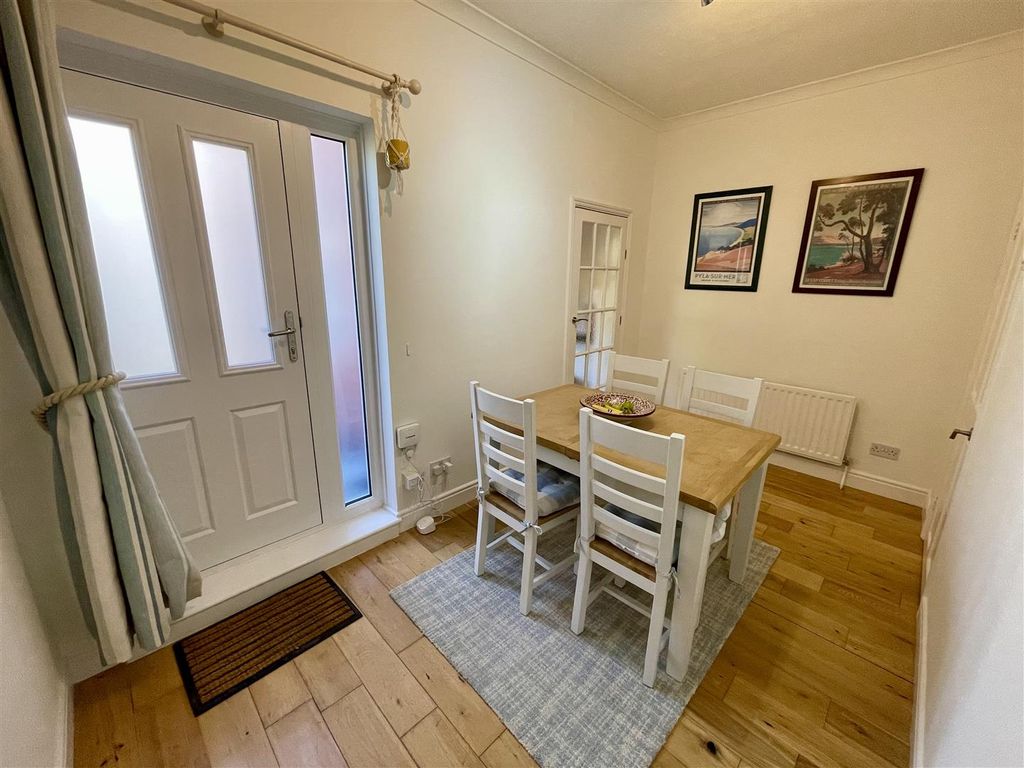 Property photo 3 of 11 Kitchen
