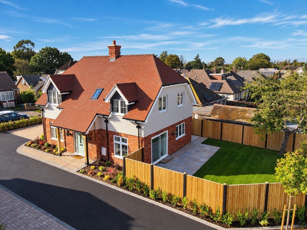 Property photo 1 of 11 Highfield Road Detached Family