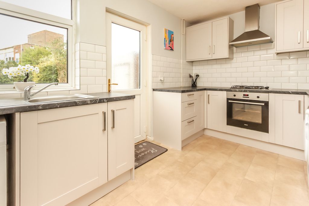 Property photo 3 of 8 Kitchen