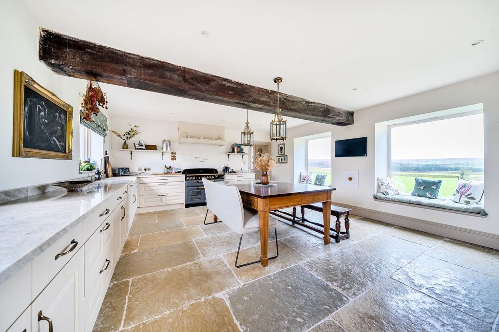 Property photo 2 of 33