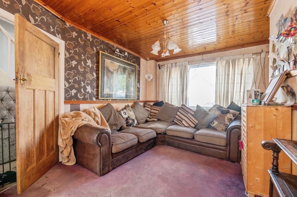 Property photo 3 of 14 Lounge