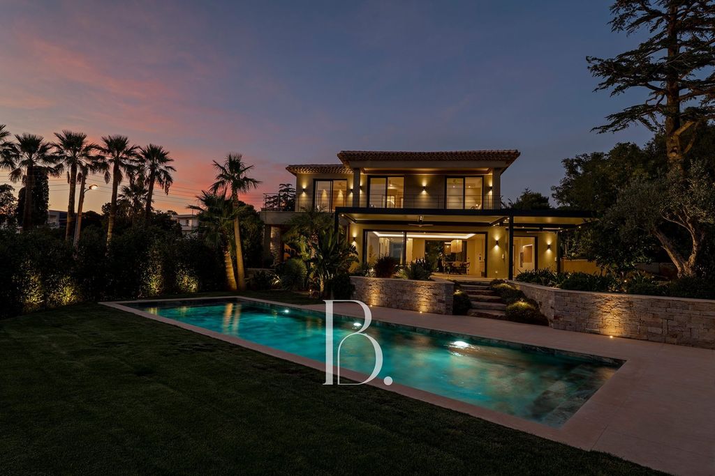 Property photo 1 of 18 Luxury Just Steps From Town