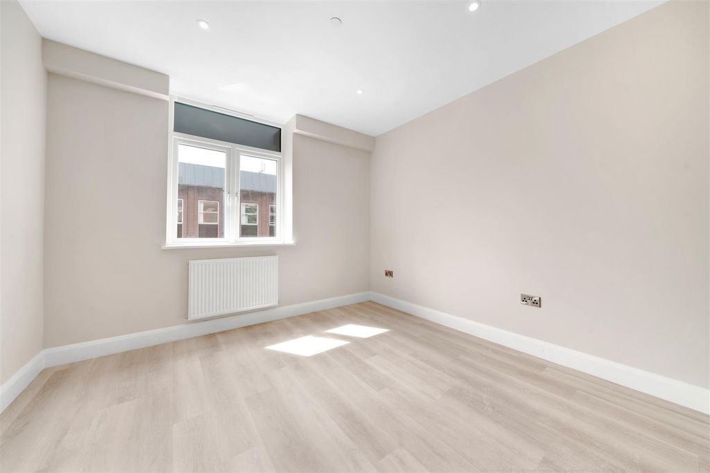 Property photo 2 of 11 Ocean-House-2Bed-Flat-Main-Bedroom-002.Jpg