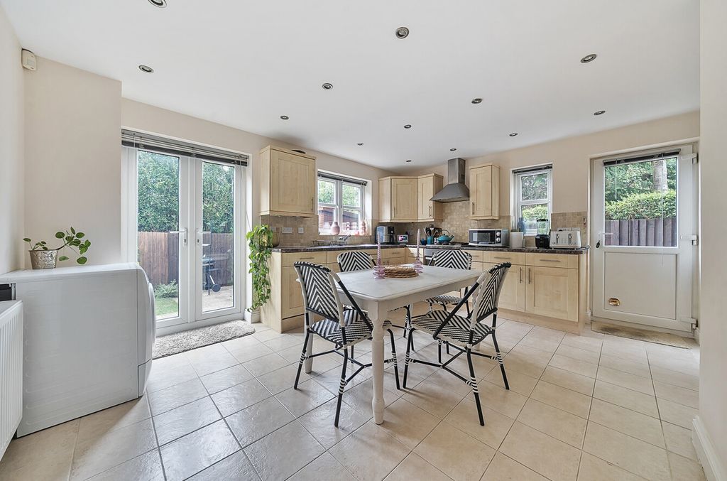 Property photo 3 of 12 1328939-1-687E3Ae...