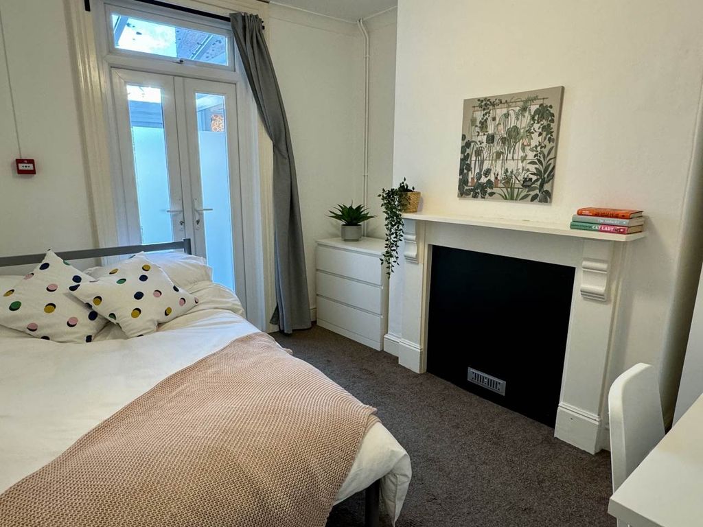 Property photo 3 of 10 Room 1